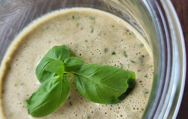 time2.care - Salad dressing with wild garlic and basil