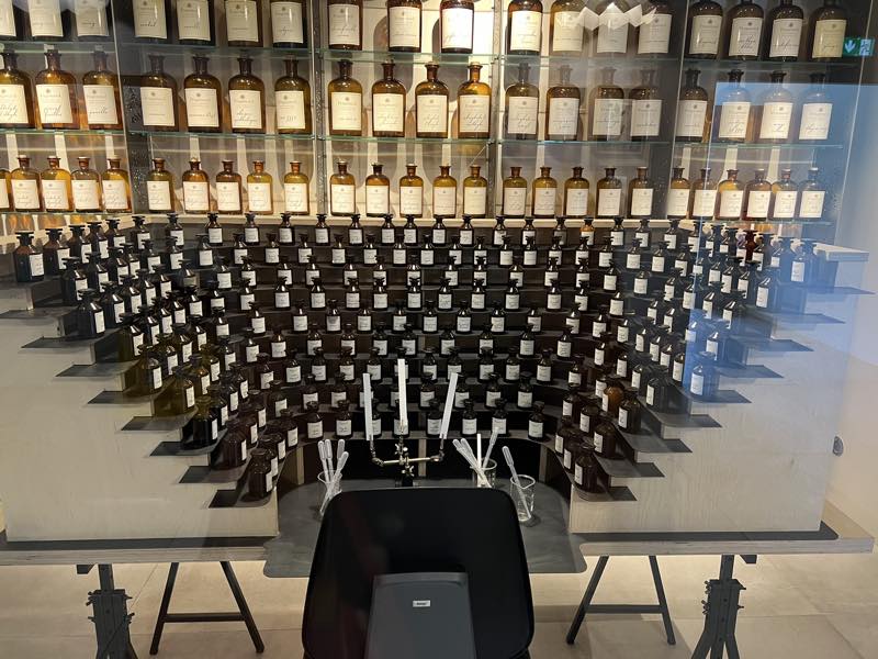Elements2Balance - Arbeitsplatz einer Nase - Parfum Produktion
